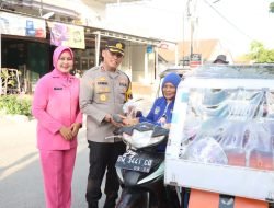 Kapolres Sidrap bersama Ketua Bhayangkari Bagi Takjil ke Pengguna Jalan
