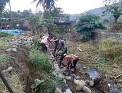 Penuh Semangat Babinsa,Bantu Warga Perbaiki Saluran Irigasi
