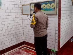 Pengamanan Masjid dibulan Ramadhan, Bhabinkamtibmas Patingalloang baru Kumandangkan Azan Shalat Isya