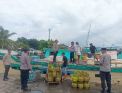 Waspada cuaca ekstrem, Polres Pelabuhan Makassar Terus Berikan Imbauan dan Larangan Melaut kepada Masyarakat