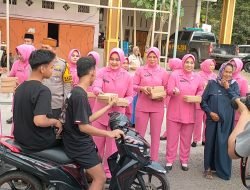Kapolres Didampingi Ketua Bhayangkari Cabang Sidrap Bagi Takjil Ke Warga Pitu Riase