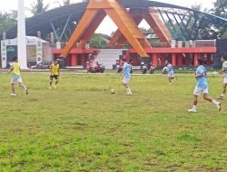 Jaga Kebugaran di Bulan Suci Ramadhan, Kapolres Sinjai Bersama Personelnya Gelar Main Bola Jelang Buka Puasa