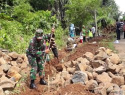 Wujud Kepedulian Babinsa,Bantu Warga Buat Saluran Air