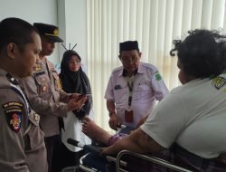 Kapolsek Watang Pulu Pimpin Anggotanya Bantu Evakuasi Lawaru
