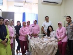 Untuk Berikan Dukungan dan Doa, Kapolres Sidrap bersama Ketua Bhayangkari Besuk Istri Kasat Narkoba yang Sedang Sakit