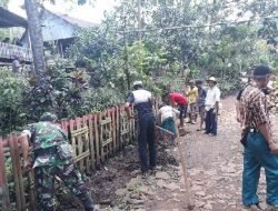 Babinsa Bersama Warga Gotong Royong Laksanakan Pembersihan Saluran Air