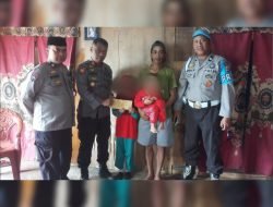 Empati Kapolres Sinjai Kepada Nuraeni Yang Menggendong Adiknya di Sekolah