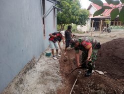 Wujud Kemanunggalan, Babinsa Tompobulu Bantu Warga Binaan