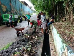 Gotong Royong Bersama Warga Babinsa 01/Somba Opu Bersihkan Saluran Air