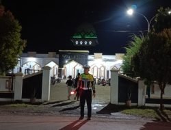 Sat Lantas Polres Sinjai Rutin Gelar Pam dan Gatur Lalin di Depan Masjid Tempat Sholat Tarwih