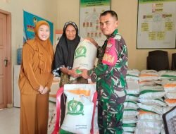 Babinsa Bontonompo Bantu Distribusikan Cadangan Beras Pemerintah (CBP)