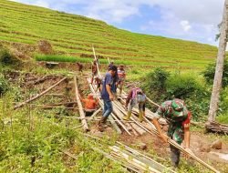 Atasi Kesulitan Warga, Babinsa Bergotong Royong Dalam Pembuatan Jembatan Jalan Tani