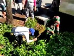 Peduli Lingkungan Babinsa Koramil 1409-01/Somba Opu Gotong-royong Bersama Warga Bersihkan Saluran Air