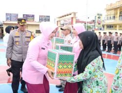 Kapolres Sidrap Bersama Ketua Bhayangkari Bagikan Paket Lebaran ke Personel