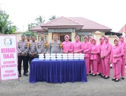 Kapolres Sidrap Bersama Ketua Bhayangkari Bagi Takjil Kepada Masyarakat di Kecamatan Baranti