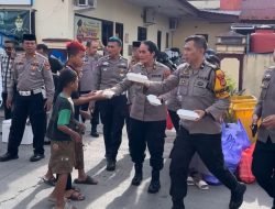 Raih Berkah Ramadhan, Kapolda Sulsel Berbagi Takjil di Polsek Jajaran Polres Pelabuhan Makassar dan Masyarakat