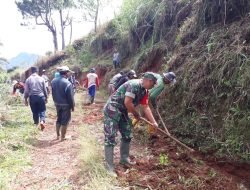 Wujud Kepedulian Babinsa, Gotongroyong Bersama Warga Buat Saluran Air