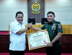 Sukses Dalam Mendukung Penyelenggaraan Pemilu 2024, Pangdam XIV/Hsn Menerima Piagam Penghargaan Dari Gubernur Sulsel
