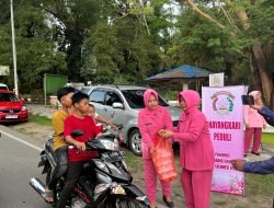 Berkah Ramadhan, Bhayangkari Cabang Sinjai Bagi – Bagi Takjil Gratis Jelang Buka Puasa