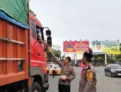Istiqomah Raih Berkah Ramadhan,Polres Pelabuhan Makassar bagikan takjil gratis kepada Pengguna Jalan