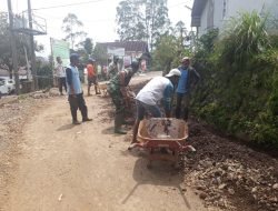Wujud Kepedulian, Babinsa Tinggimoncong Bantu Warga Buat Saluran Air