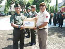 Dandim 1409/Gowa Berikan Bingkisan THR Kepada Prajurit dan PNS