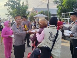 Polres Sidrap bersama Bhayangkari Bagi Takjil ke Pengendara Yang Melintas di Depan Polsek Panca Rijang