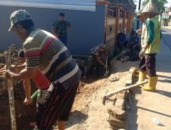 Babinsa Koramil Koramil 1409-08/Bontonompo Gotong-royong Perbaiki Saluran Air