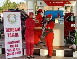 Waka Polres Sidrap bersama PJU dan Bhayangkari Bagi Takjil ke Pengendara di Watang Pulu