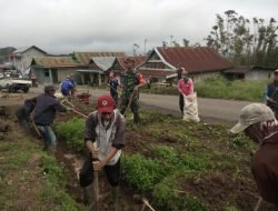 Bersama Warga,Babinsa Tinggimoncong Gotong Royong Bersihkan Saluran Air
