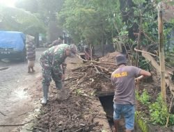 Bersama Warga Koramil 08 Bontonompo Gotong Royong Bersihkan Saluran Air