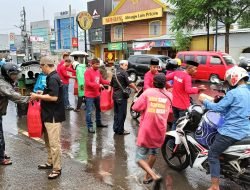 Alumni Polri Dikmaba angkatan 19 tahun 2000/Dikmaba Two Thousand (DTT) Polres Gowa Bagi-bagi Takjil Kepada Masyarakat
