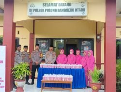 Raih Keberkahan Bulan Suci Ramadhan, Polsek Polut Bersama Bhayangkari Bagi-bagi Takjil