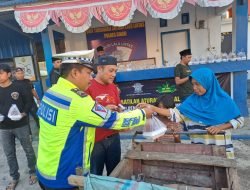 Sat Lantas Polres Sinjai Sambut Berkah Ramadhan dengan Bagi- Bagi Takjil Gratis di Jalan