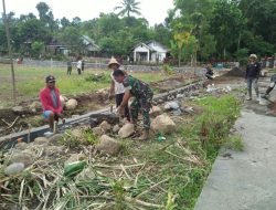 Wujud Kepedulian Babinsa, Bantu Warga Buat Saluran Air