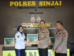 Kapolres Sinjai Berikan Bingkisan Paket Lebaran Kepada Anggotanya Jelang Hari Raya Idul Fitri