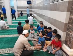 Pengamanan Sholat Tarwih, Bhabinkamtibmas Polres Pelabuhan Makassar berikan Imbauan pada Anak – anak