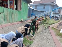 Kepedulian Babinsa Koramil Pallangga Bersama Warga Kerja Bakti Bersihkan Saluran Air
