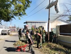 Bersama Warga Koramil 1409-05/Pallangga Gotong Royong Laksanakan Karya Bakti Pembersihan Saluran Air