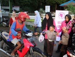 Bhayangkari Cabang Sinjai Bersama Murid TK Kemala Bhayangkari Bagi- Bagi Takjil Gratis Jelang Buka Puasa