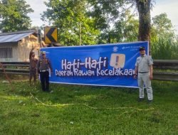 Jelang Lebaran,Sat Lantas Polres Sinjai Bersama Jasa Raharja Pasang Spanduk Imbauan di Titik Rawan Kecelakaan
