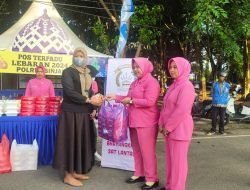 Sat Lantas Polres Sinjai Bersama Bhayangkari Kembali Bagi- bagi Takjil Gratis di Jalan