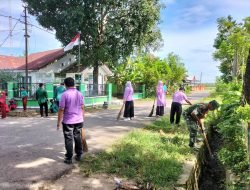 Babinsa Koramil 05 Pallangga Bersama Warga Gotong-Royong Bersihkan Saluran Air