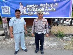 Personel Sat Lantas Polres Sidrap bersama Jasa Raharja Pasang Spanduk Himbauan Tertib Berlalu Lintas