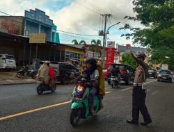 Ops Ketupat 2024, Personel Pos PAM Lakukan Gatur Lalin diTempat Keramaian Sore Hari