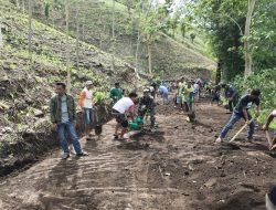 Babinsa Koramil 1409-07/Tompobulu Gotong Royong bersama Warga Buat Jalan Tani