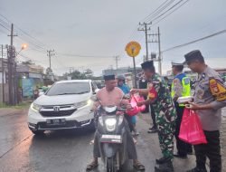 Sinergi TNI – Polri di Gowa Bagi Takjil Kepada Masyarakat Di Jalan Raya