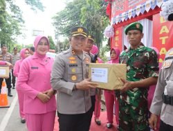 Saat Cek Posko Operasi Ketupat, Kapolres Sidrap bersama Ketua Bhayangkari Bagi Bingkisan ke Petugas