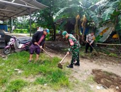 Jelang Lebaran,Babinsa Bersama Bhabinkamtibmas dan Warga Laksanakan Karya Bakti Pembersihan Lingkungan
