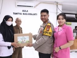 Kapolres Yudi Frianto Bagikan Paket Lebaran kepada Anggotanya, Purnawirawan, Bhayangkari, PHL, ASN Polri